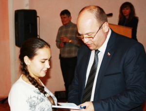 Глава администрации Симферополя вручил школьникам паспорта