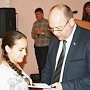 Глава администрации Симферополя вручил школьникам паспорта