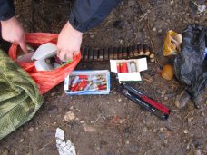 У жителя Белогорска в стоге сена полиция нашла наркотики, оружие и боеприпасы