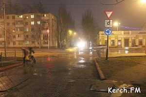 В Керчи по улицам города льется питьевая вода