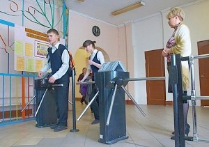 В шести керченских школах появятся турникеты