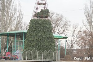 В Керчи главную елку почти собрали