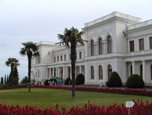Ливадийскому дворцу передали ценности, найденные в бывших госрезиденциях Украины
