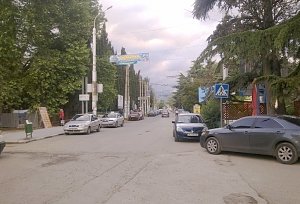 На дороге к набережной в Алуште решили убрать торговые ряды