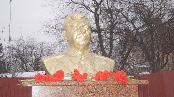 Пензенские коммунисты возложили цветы к памятнику И.В. Сталину
