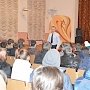 Сотрудники керченской полиции посещают учебные заведения города с профилактическими беседами