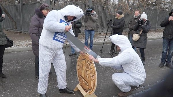 «Пилите, Дима, пилите…». Москвичи на встрече с депутатами-коммунистами потребовали отставки российского правительства