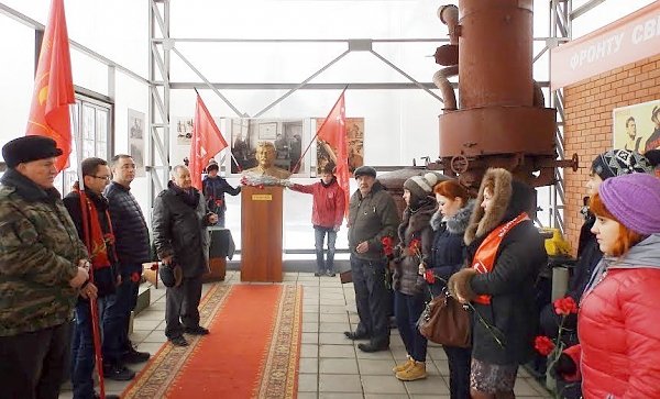 Оренбургские комсомольцы возложили цветы к бюсту И.В. Сталина