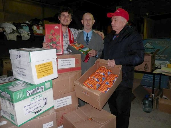 Адыгейские коммунисты отправили новогодние подарки детям Новороссии