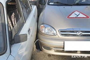 В Керчи учебный автомобиль «Daewoo» въехал в «ВАЗ»