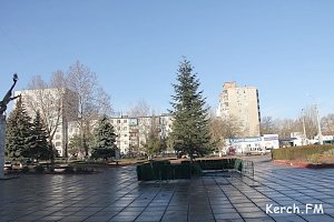 В Керчи полностью украсили главную елку