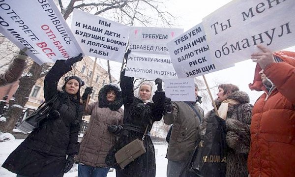 Россию ждут «бунты на коленях»? Социологи прогнозируют нарастание недовольства между населения