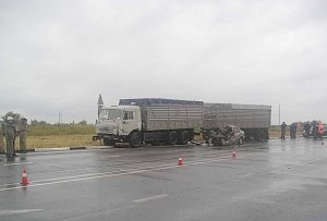 На трассе в Крыму грузовик с прицепом столкнулся с двумя попутными машинами