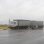 На трассе в Крыму грузовик с прицепом столкнулся с двумя попутными машинами