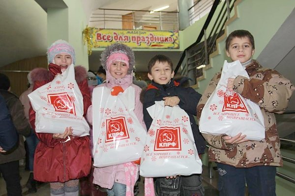 Российские коммунисты привезли новогодние подарки детям Луганска и Донбасса