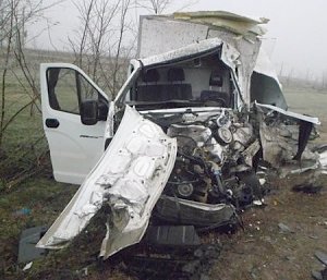 На трассе в Крыму в аварии с заносом грузовика погиб человек