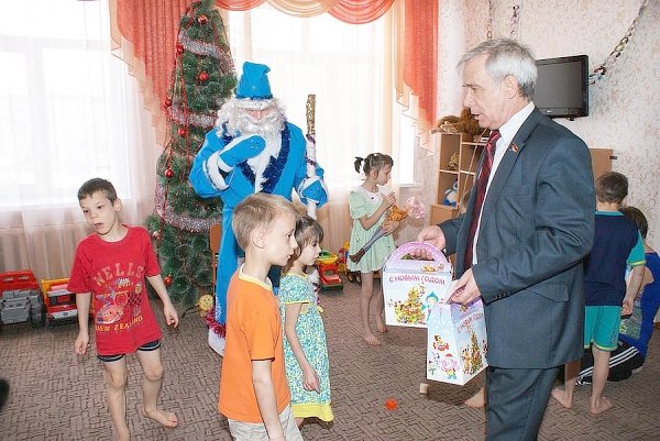 Алтайский край. С.И. Юрченко привез новогодние подарки в коррекционную школу