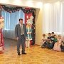 Цеков поздравил детей беженцев из Новороссии с Новым годом