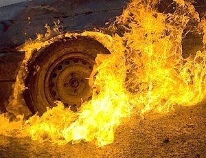 На западе Крыма после аварии на трассе загорелась машина