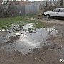 В Керчи во дворе «скорой помощи» больше двух недель течет канализация