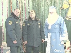 Керченские спасатели поздравили детей в больнице с новогодними праздниками