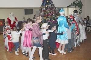 Сотрудники вневедомственной охраны поздравили детей с Новым годом
