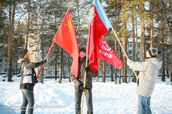 Красноярский край. Железногорские комсомольцы организовали спортивный праздник "Новогодняя олимпиада 2015"