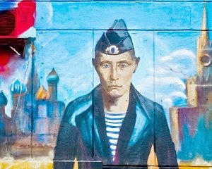 Поврежденный портрет российского лидера на стене дома в Севастополе восстановили