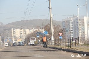 В Керчи убирают дороги с риском для жизни