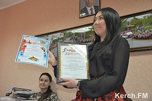 В Керчи наградили победителей за лучшую новогоднюю витрину