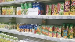 В Керченских супермаркетах завешивают баннерами пустые прилавки