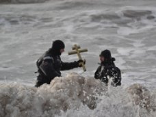 Крымские спасатели обеспечили безопасность граждан во время омовения в крещенских купелях