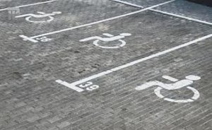 Прокуратура Керчи оштрафовала главврача за отсутствие парковки для инвалидов