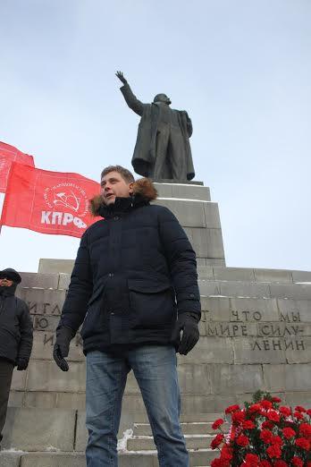 Гвоздики вождю пролетариата! Свердловские коммунисты возложили цветы к памятнику В.И. Ленину