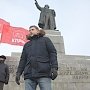 Гвоздики вождю пролетариата! Свердловские коммунисты возложили цветы к памятнику В.И. Ленину