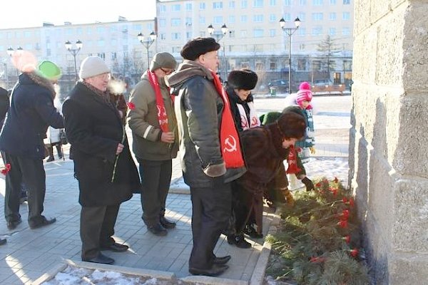 Магадан. Коммунисты возложили цветы к памятнику В.И. Ленина