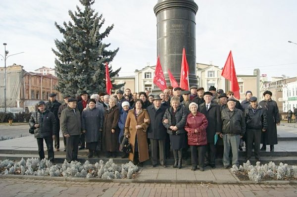 Коммунисты Владикавказа возложили цветы к памятнику В.И. Ленина