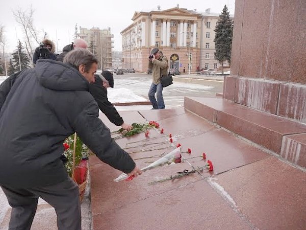 В Липецке отметили 91-ю годовщину со дня смерти В.И. Ленина возложением цветов к памятникам вождю и чтением стихов