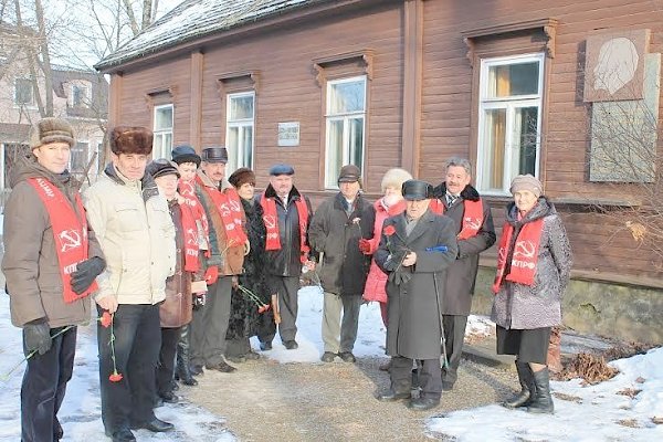 Дань памяти В.И. Ленину отдали коммунисты Псковской области