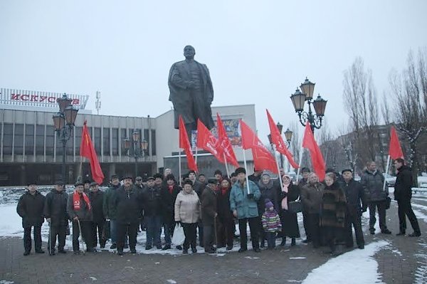 Калининградские коммунисты провели вахту памяти у памятника Ленину