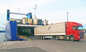 Минтранс составит список приоритетных грузов для пропуска на переправе в Керчи