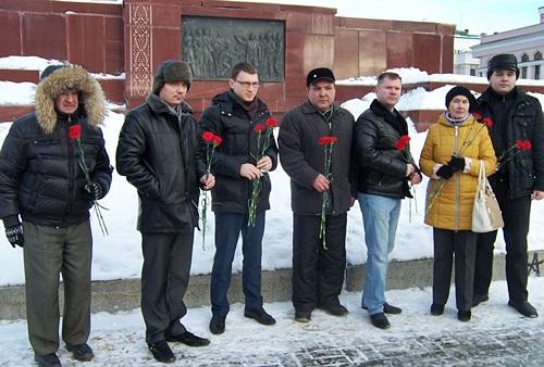 Коммунисты Татарстана возложили цветы к памятным местам основателя Советского государства
