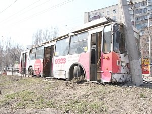 В Севастополе при столкновении троллейбуса со столбом пострадали три пассажира