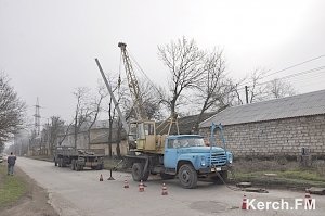 В Керчи по улице Кокорина меняют старые опоры на новые