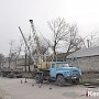 В Керчи по улице Кокорина меняют старые опоры на новые