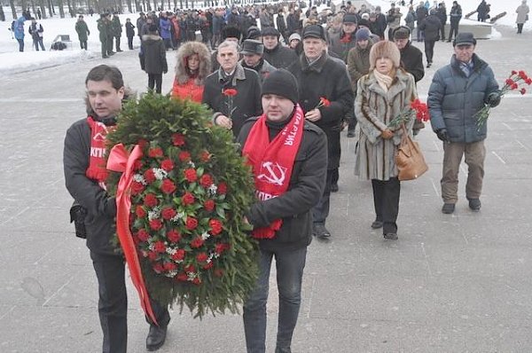 Ленинград: Коммунисты и комсомольцы почтили память жертв блокады