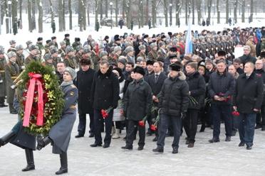 Коммунисты Ленобласти приняли участие в торжественно-траурной церемонии на Пискаревском мемориальном кладбище