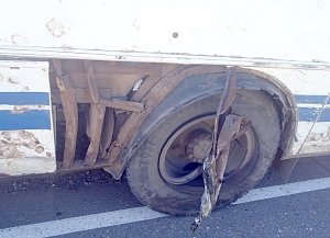 На трассе в Крыму в столкновении автобуса и машины погиб один и пострадали семь человек