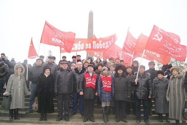 Волгоградские коммунисты возложили цветы к Вечному огню в честь годовщины Сталинградской битвы