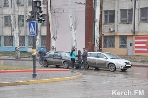 В Керчи на Кирова столкнулись два авто. Движение затруднено